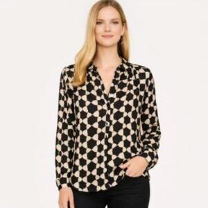 Ann Taylor Patterned Long Sleeve Button Down Blouse Sz XS 
Casual/ workday